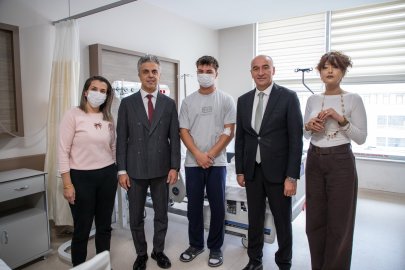 EBYÜ Rektörü Kuyrukluyıldız'dan tedavi gören öğrencilere ziyaret
