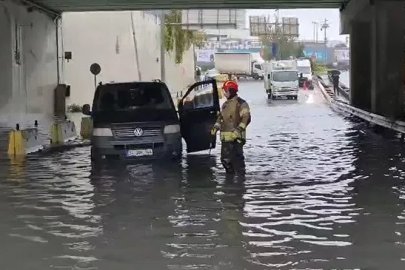 Sultangazi’de araçlar göle dönen yolda böyle ilerledi, araçlar su basan alt geçitte mahsur kaldı
