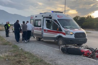 Erzincan’da motosikletle savrulan sürücü yaralandı