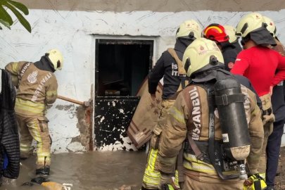 Küçükçekmece’de evi suyu basan adam itfaiye ekipleri tarafından kurtarıldı
