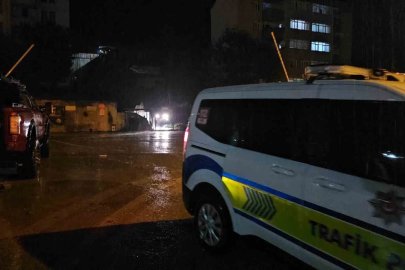 Zonguldak’ta heyelan park halindeki araçlara zarar verdi
