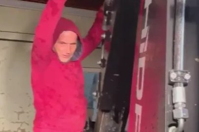 Yalova’da mahsur kalan vatandaş kepçeyle kurtarıldı
