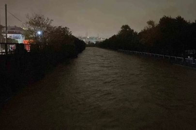 Debisi yükselen Kağıthane Deresi taşma noktasına geldi
