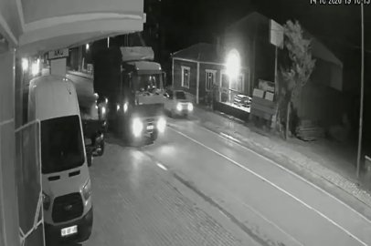 Yolda kalan kamyona otomobil arkadan çarptı
