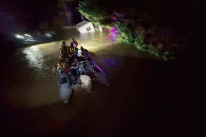 Kemerburgaz’da çatıda can pazarı: Mahsur kalanları jandarma kurtardı
