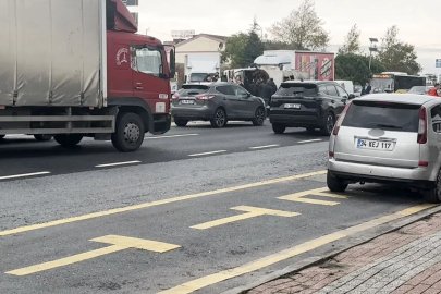 E-5 Karayolunda bariyerlere çarpan kamyon yan attı
