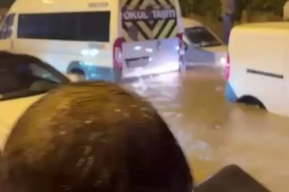 Ümraniye’de sağanak yağış nedeniyle araçlar suda mahsur kaldı
