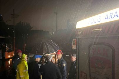 Yağış nedeniyle mahsur kalan vatandaşların yardımına PAK ekipleri koşuyor
