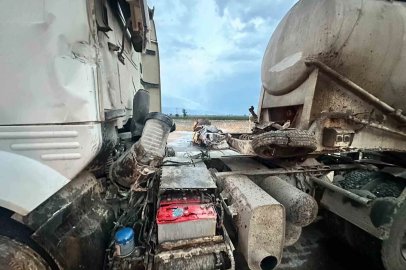 Kazada tırın kupasıyla dorsesi arasından uçarak yola düşen otomobil alev aldı
