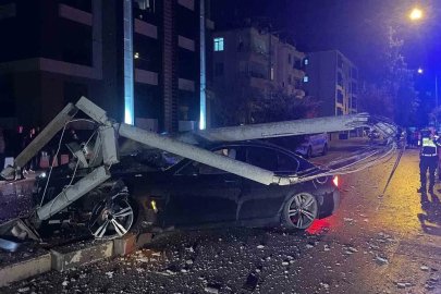 Karaman’da otomobil refüjdeki direği devirdi: 2 yaralı

