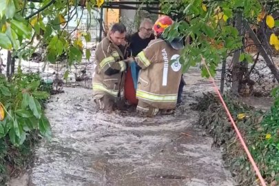 Bursa’da selde mahsur kalan aile itfaiye ve jandarma tarafından kurtarıldı
