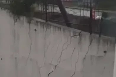 Dev istinat duvarı yerle bir oldu: O anlar kamerada
