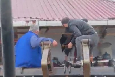 Sakarya’da mahsur kalan vatandaşlar kepçeyle kurtarıldı
