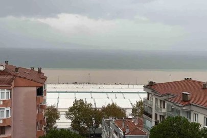 Bursa’da sel suları denizi çamura buladı
