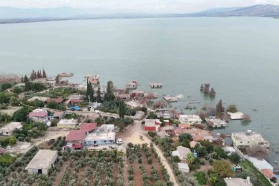 Aşırı yağışlarla birlikte sular altında kalan köy olta balıkçılarının uğrak noktası oldu
