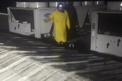 İstanbul’da jandarma ekipleri çatılardan geçerek mahsur kalan vatandaşları kurtardı
