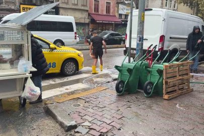Beyoğlu’nda esnafın su baskınlarıyla mücadelesi: Akşam göle dönen yolu açtılar, sabah dükkanlarını temizlediler
