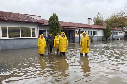 Karasu’da selden etkilenen 15 okulda hasar tespit çalışmaları sürüyor
