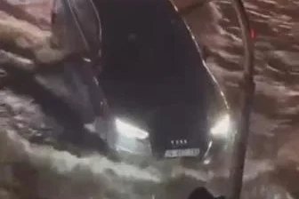 Maltepe’de yollar göle döndü, araçlar güçlükle ilerledi
