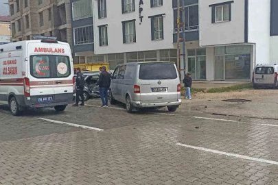 Sivas’ta iki araç çarpıştı, 4 kişi yaralandı
