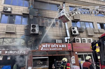 Kayseri’de işyerinde çıkan yangına, itfaiye ekipleri müdahale ediyor
