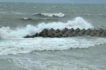 Karadeniz yükselmeye başladı balıkçılar barınağa sığındı
