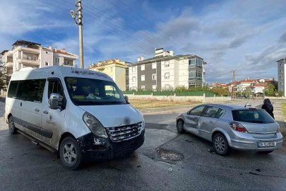 Karaman’da okul servisi ile otomobil çarpıştı: 1 yaralı
