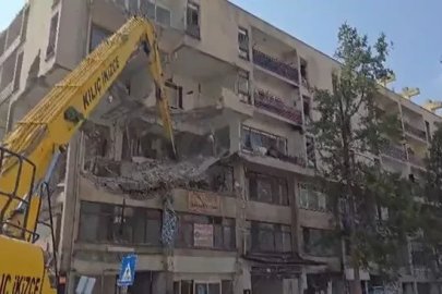 Depremde ağır hasar alan 50 yıllık binada yıkım çalışması başlatıldı
