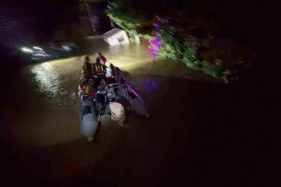 Kemerburgaz’da villanın çatısında mahsur kalan vatandaş jandarma tarafından böyle kurtarıldı
