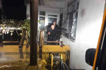 Sel suları evi kuşattı: Yaşlı çift kepçeyle kurtarıldı, 30 koyun için seferber olundu
