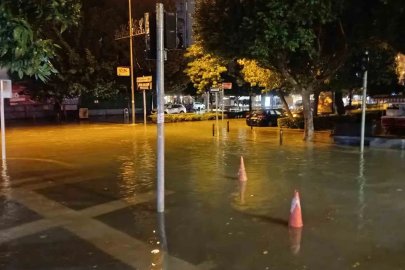 Adana’da 45 dakikalık sağanak yolları su altında bıraktı
