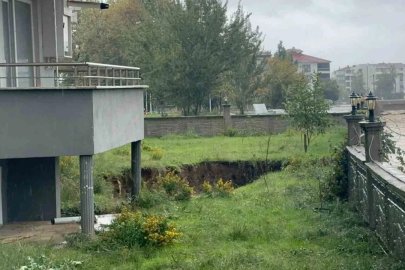 Yalova’da 5 katlı binanın bahçesinde toprak çöktü: Bina tahliye edildi
