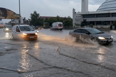 Erzincan’da yağmur etkili oldu, geceyi şimşekler aydınlattı