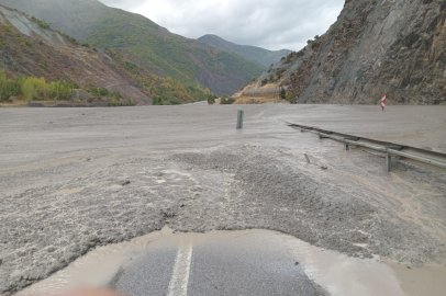 Erzincan - Erzurum karayolunda sel nedeniyle ulaşım aksadı