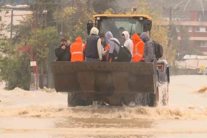 Sarıyer’de mahsur kalan vatandaşlar iş makinesiyle kurtarıldı
