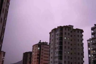 Kozan’da şimşekler geceyi aydınlattı
