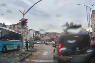 Ambulansa yol açmak için araçlarından inip sürücüyü uyardı
