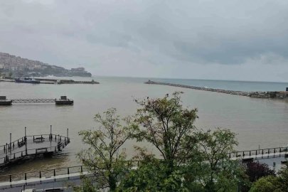 Zonguldak’ta sağanak yağış limanın rengini değiştirdi
