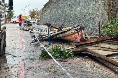 Rüzgar açık hava reklam tabelalarını yerle bir etti
