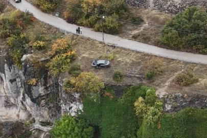 Kaza yapan otomobilin sürücüsünün cansız bedeni kanyonda bulundu
