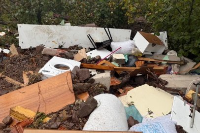 Sakarya’da sel ve heyelan bir evi yıktı, eşyalar çevreye savruldu
