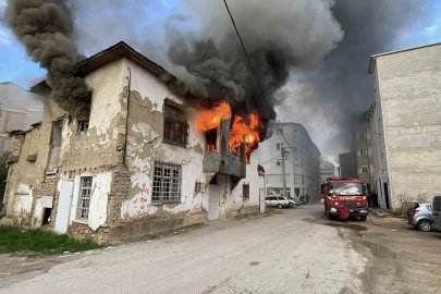 Karaman’da metruk ev alevlere teslim oldu
