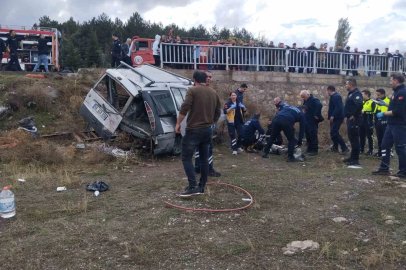 Sivas’ta hafifi ticari araç şarampole uçtu: 1 kişi öldü, 2’si ağır 4 yaralı
