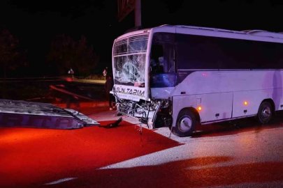 Isparta’da tarım işçilerini taşıyan midibüs ile tır çarpıştı: 17 yaralı
