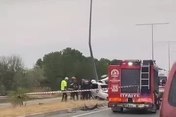 Elektrik direğine çarpan TOFAŞ ikiye bölündü: 1 ölü
