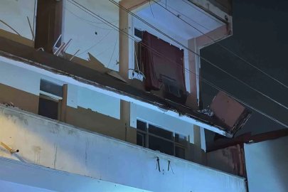 6 ay önce boşaltılan binanın balkonu çöktü: Bitişiğindeki bina tahliye edildi
