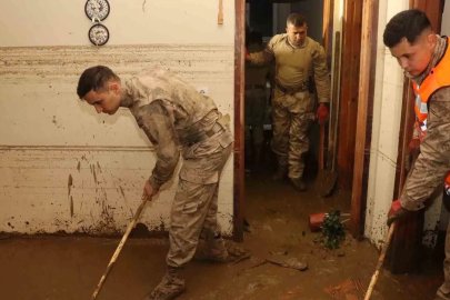 Jandarma komandolarının Ayazağa’da sel sonrası temizlik çalışmaları gece de devam ediyor
