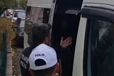 Kütahya’da dur ihtarına uymayan servis şoförü öğrencileri araçta bırakıp kaçtı
