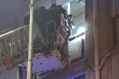 Eskişehir’de 3’üncü kattaki dairenin penceresine çıkan yaşlı adam ikna edilip hastaneye kaldırıldı
