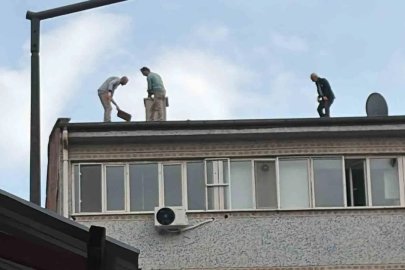7 katlı binanın çatısında tehlikeli çalışma: O anlar kamerada
